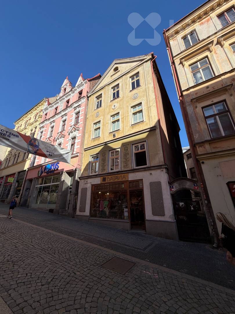 Dům na Pražské v Liberci — skutečná fotografie historické fasády