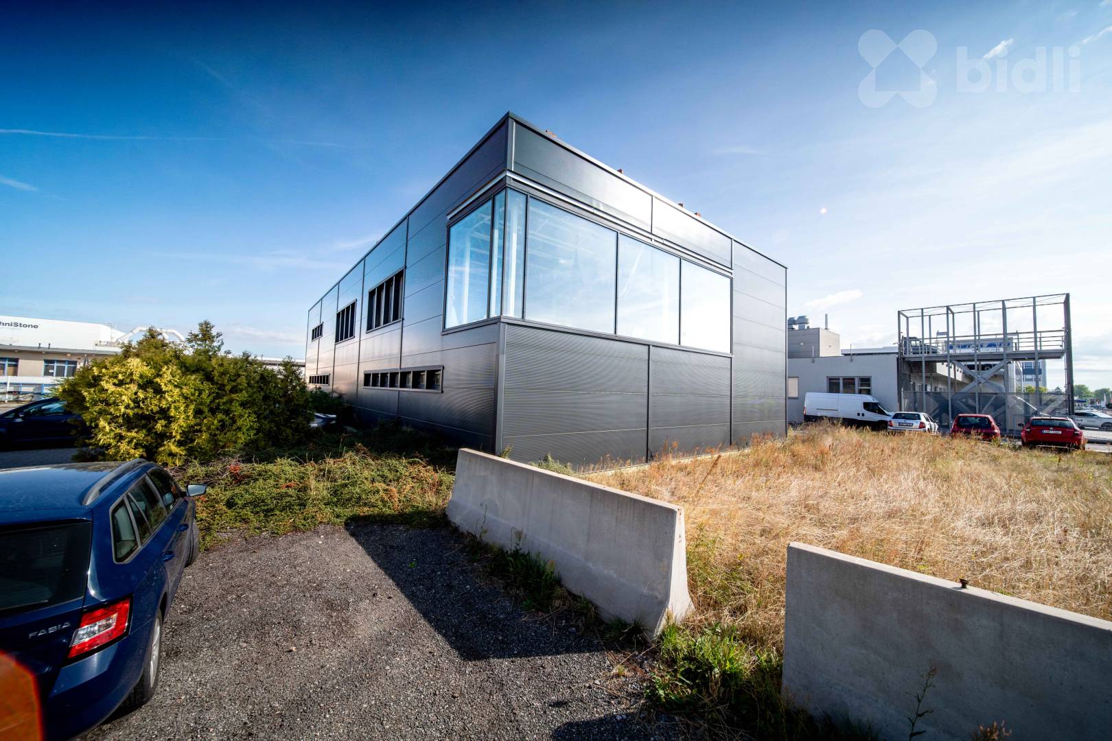 Dvoupodlažní průmyslová hala s užitnou plochou cca 860 m² v ulici Bratří Štefanů v Hradci Králové – Slezském Předměstí